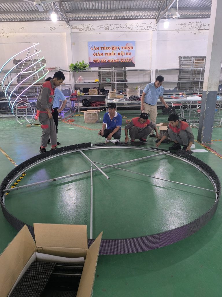 Trang trí trụ đèn đường chào xuân