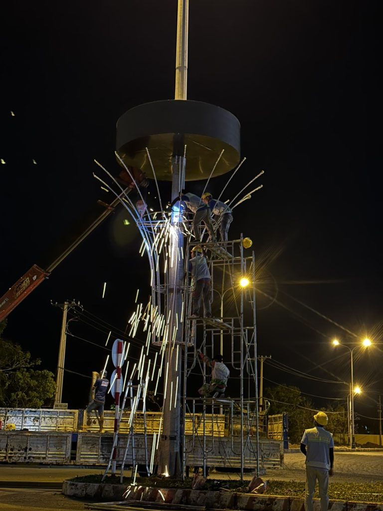Trang trí trụ đèn đường chào xuân