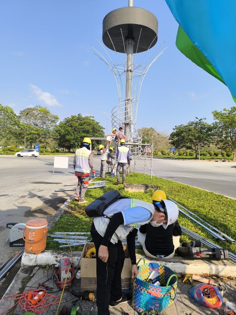 Trang trí trụ đèn đường chào xuân